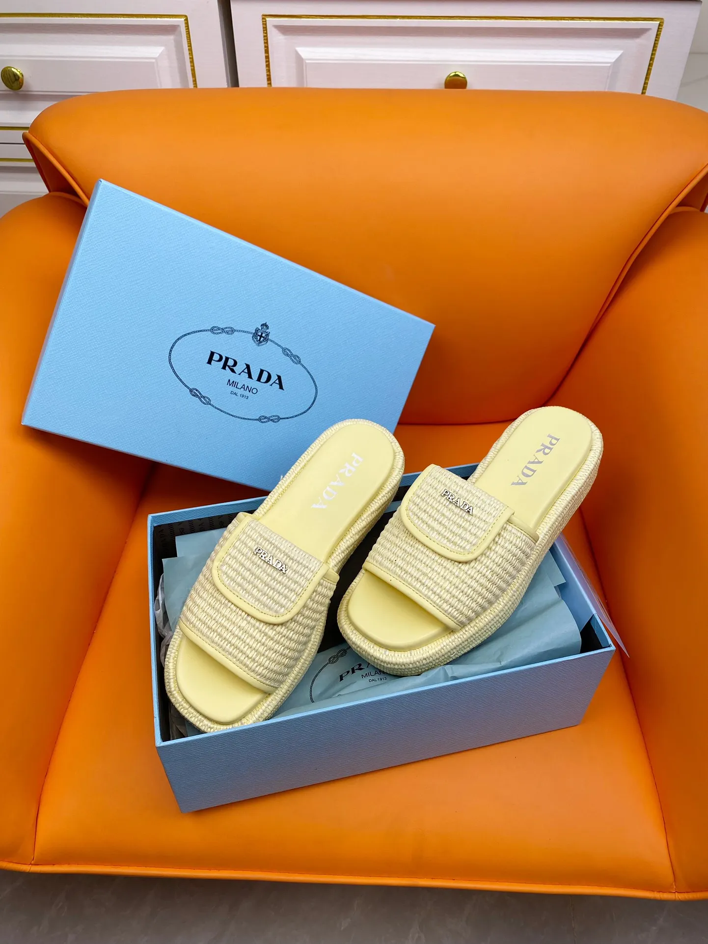 👟👟Ex-factory price 520👟👟 PRADA 2024ss raffia woven slippers This year's popular straw series, lazy people's must-have slippers are so good-looking on the feet. The whole pair of shoes is light, comfortable and bright colors meet the various choices of fashionable people of different styles! Original custom-made raffia Sheepskin lining 1:1 open mold outsole Size number: 35-39 (40 customizations are not returnable)